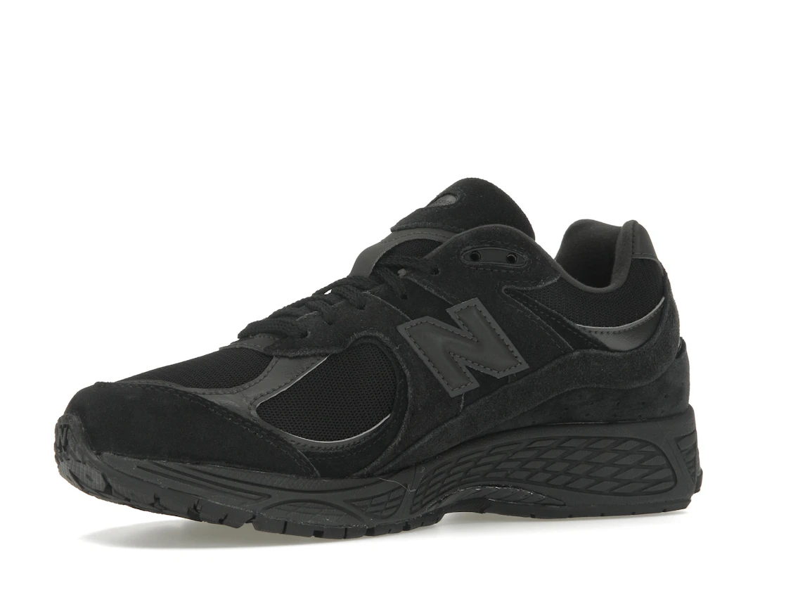 Vue 16 de New Balance 2002R Triple Black Suede