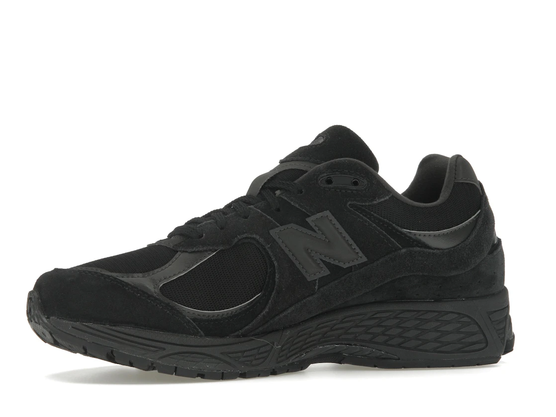 Vue 17 de New Balance 2002R Triple Black Suede