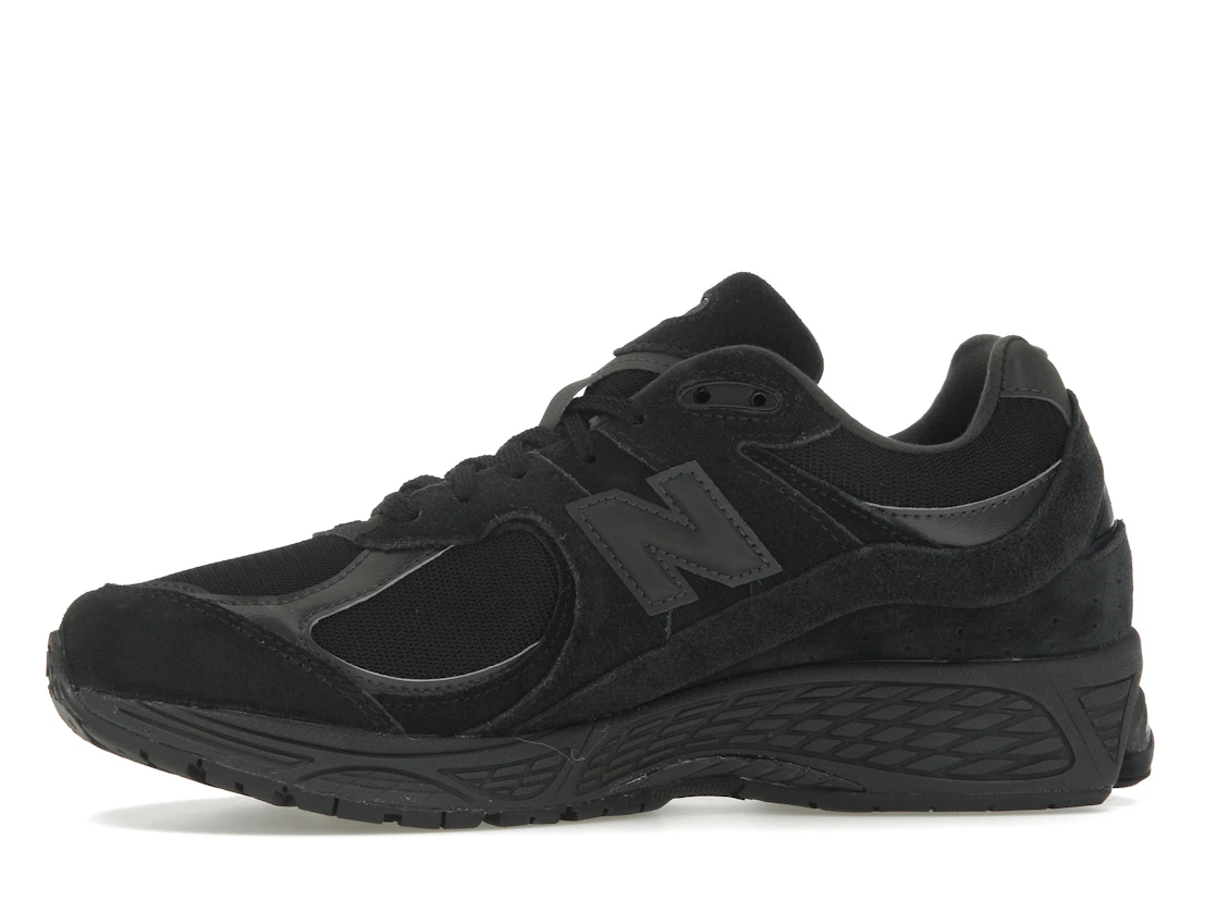 Vue 18 de New Balance 2002R Triple Black Suede