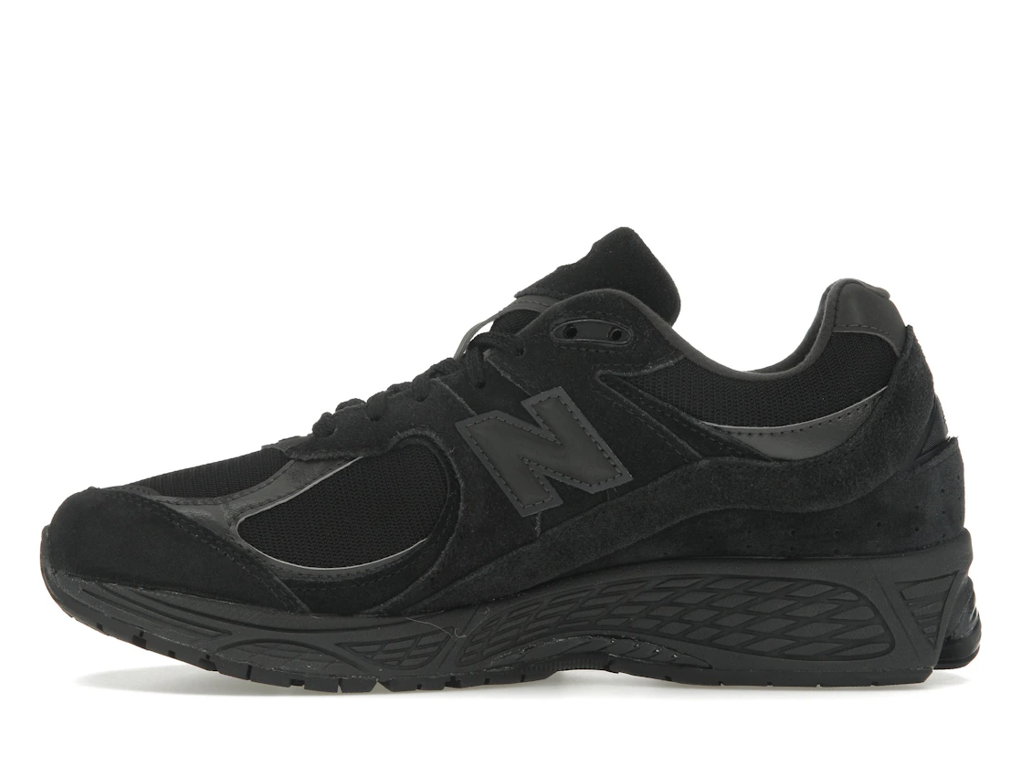 Vue 19 de New Balance 2002R Triple Black Suede