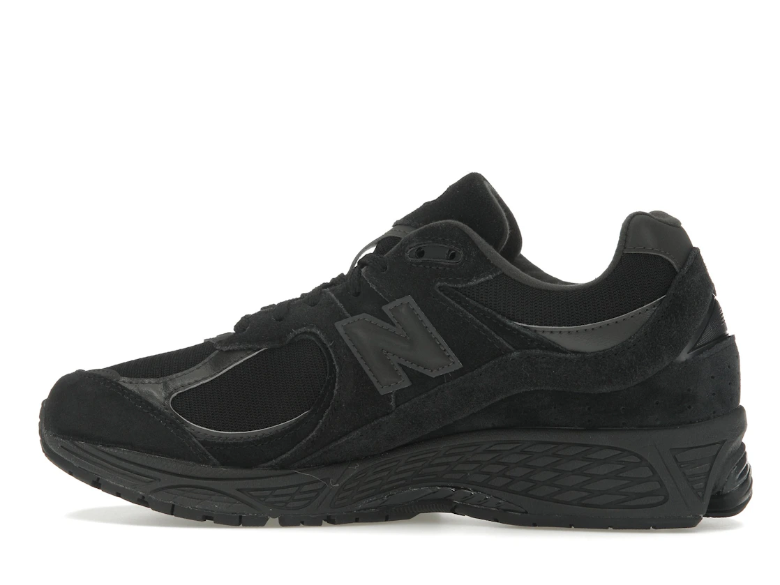 Vue 20 de New Balance 2002R Triple Black Suede