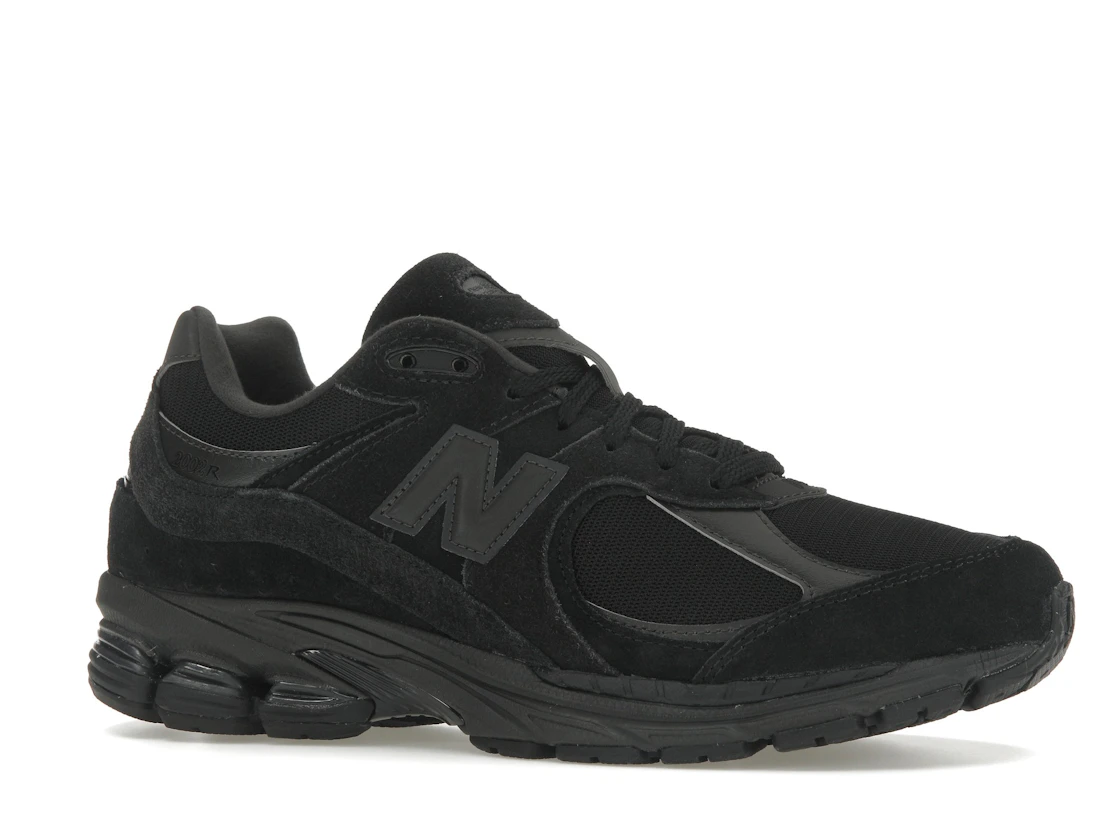 Vue 3 de New Balance 2002R Triple Black Suede