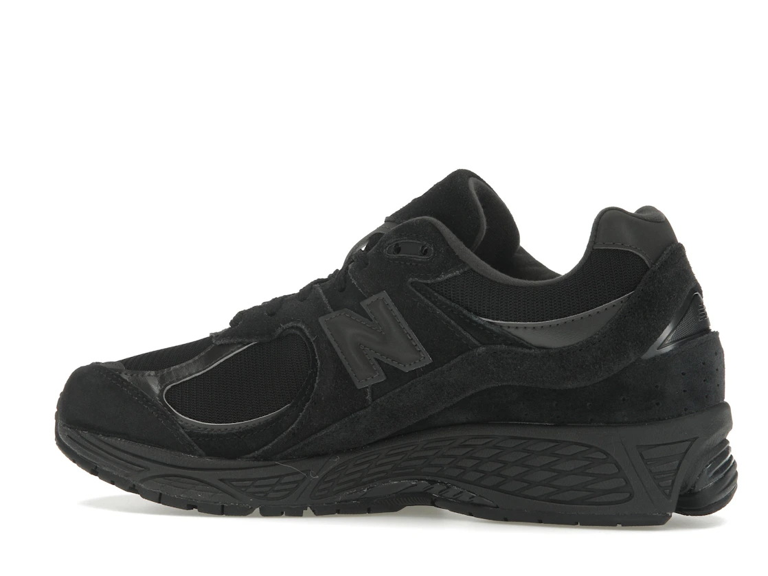 Vue 21 de New Balance 2002R Triple Black Suede