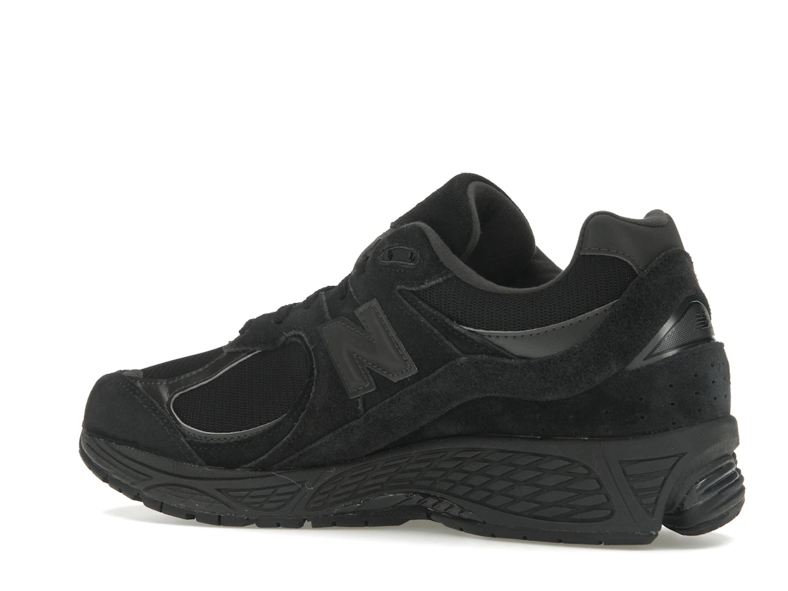 Vue 22 de New Balance 2002R Triple Black Suede