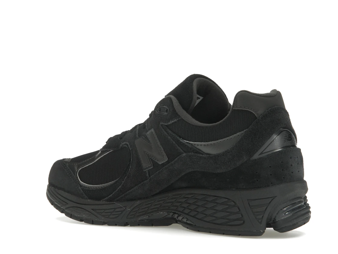 Vue 23 de New Balance 2002R Triple Black Suede