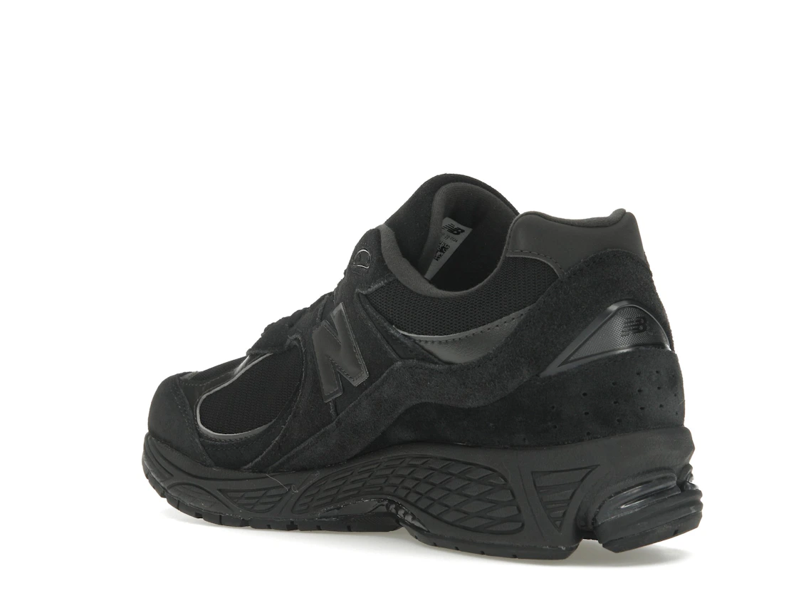 Vue 24 de New Balance 2002R Triple Black Suede