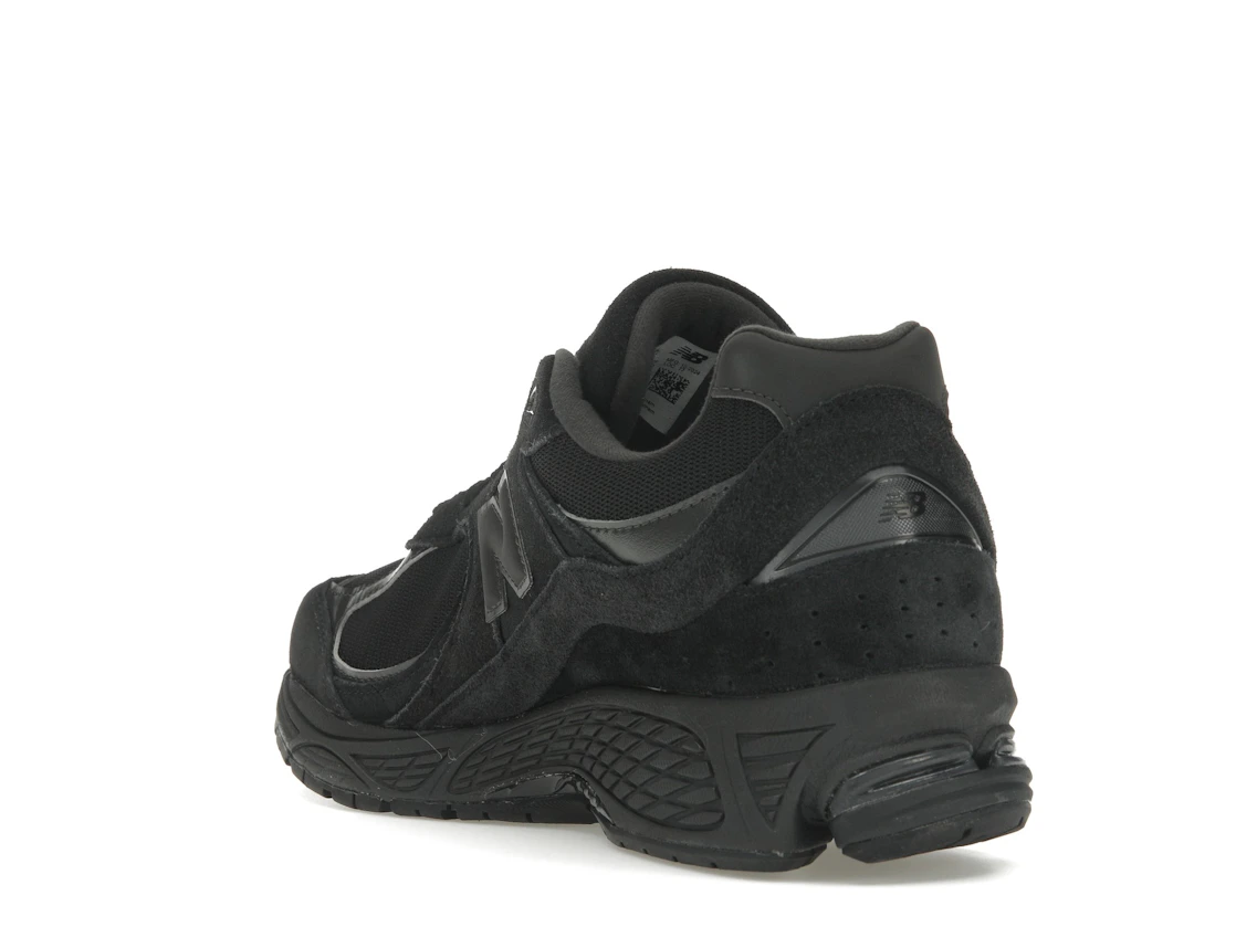 Vue 25 de New Balance 2002R Triple Black Suede