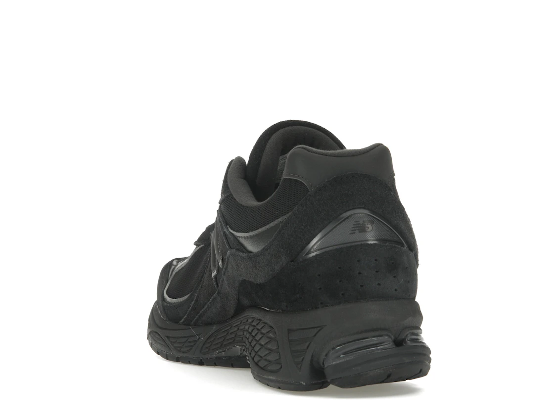 Vue 26 de New Balance 2002R Triple Black Suede