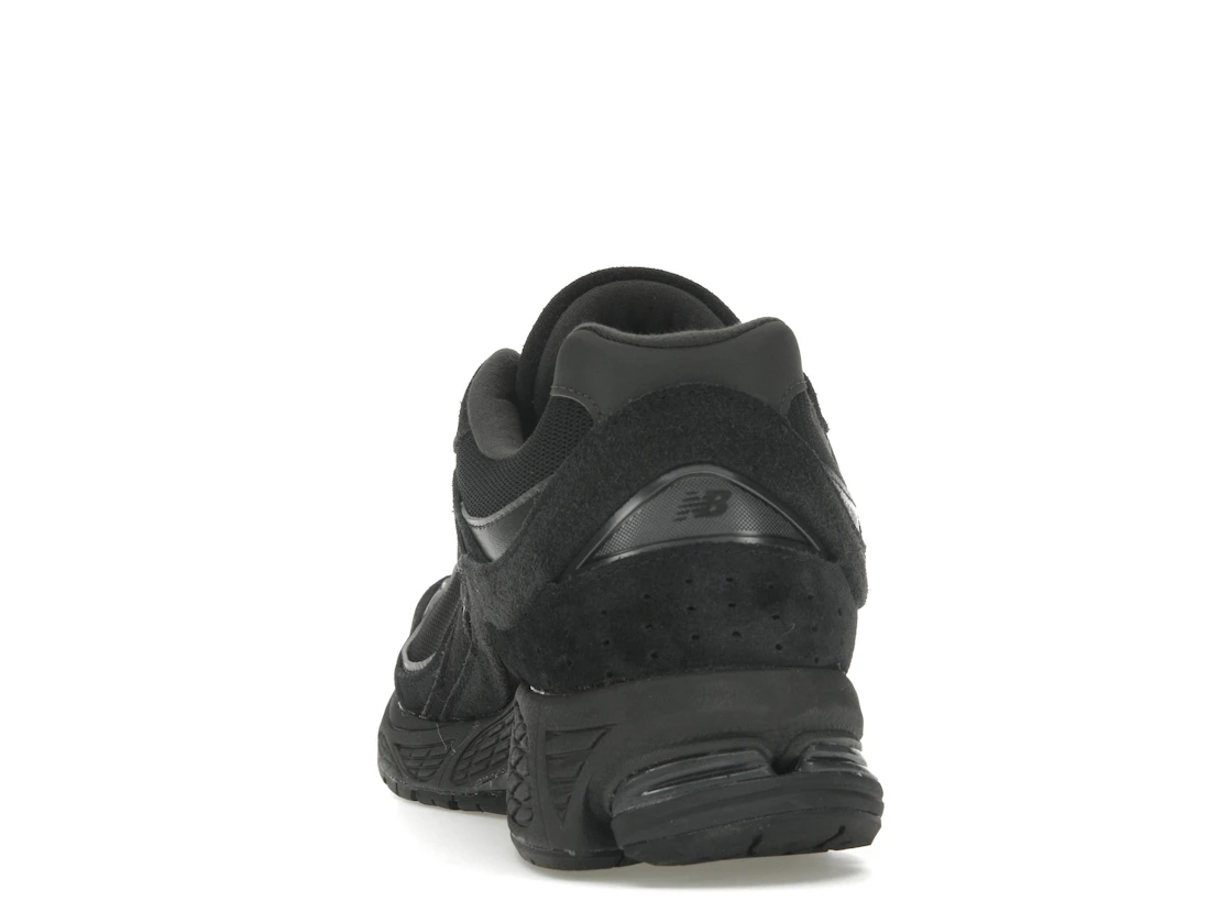 Vue 27 de New Balance 2002R Triple Black Suede