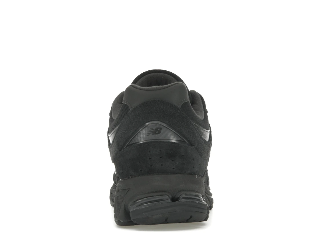 Vue 28 de New Balance 2002R Triple Black Suede