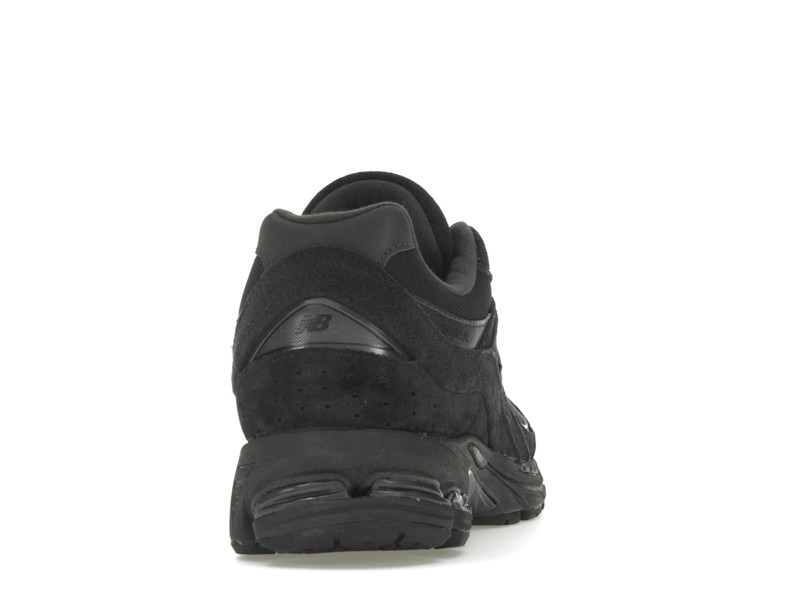 Vue 29 de New Balance 2002R Triple Black Suede