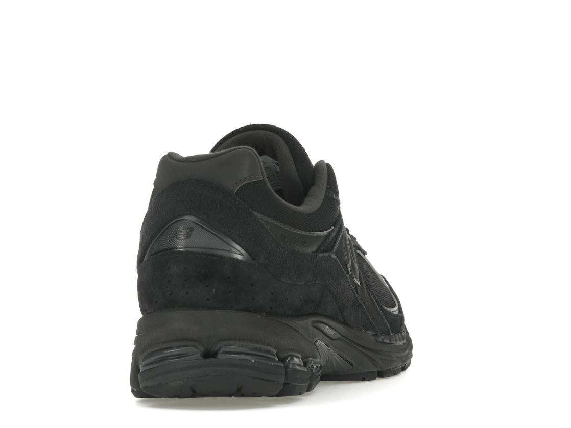 Vue 30 de New Balance 2002R Triple Black Suede