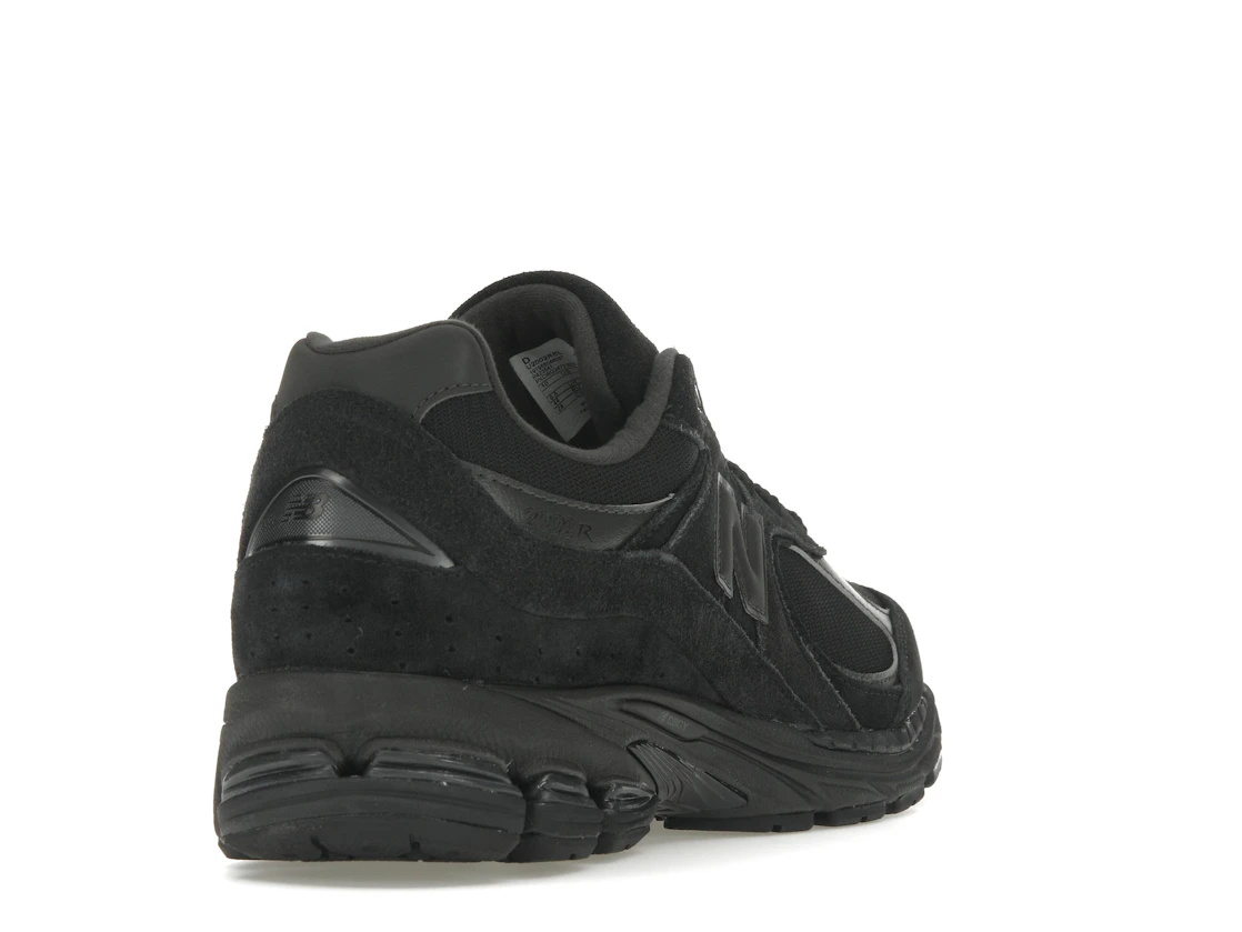 Vue 31 de New Balance 2002R Triple Black Suede