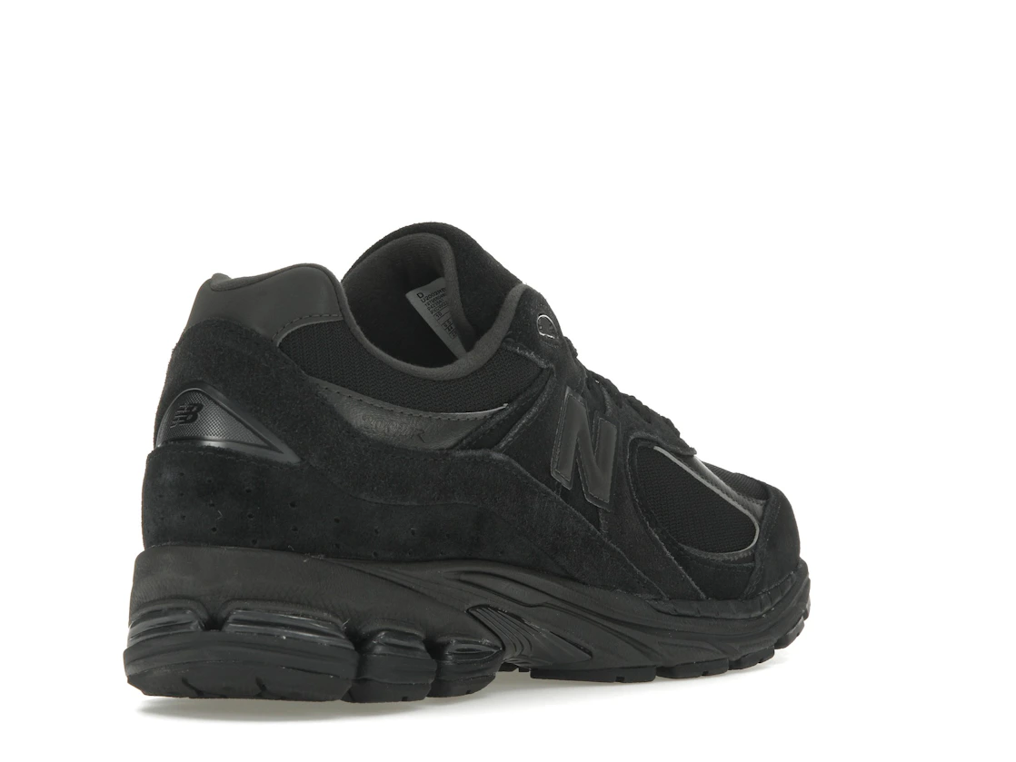 Vue 32 de New Balance 2002R Triple Black Suede