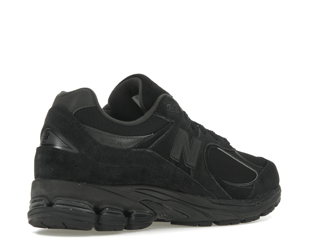 Vue 33 de New Balance 2002R Triple Black Suede