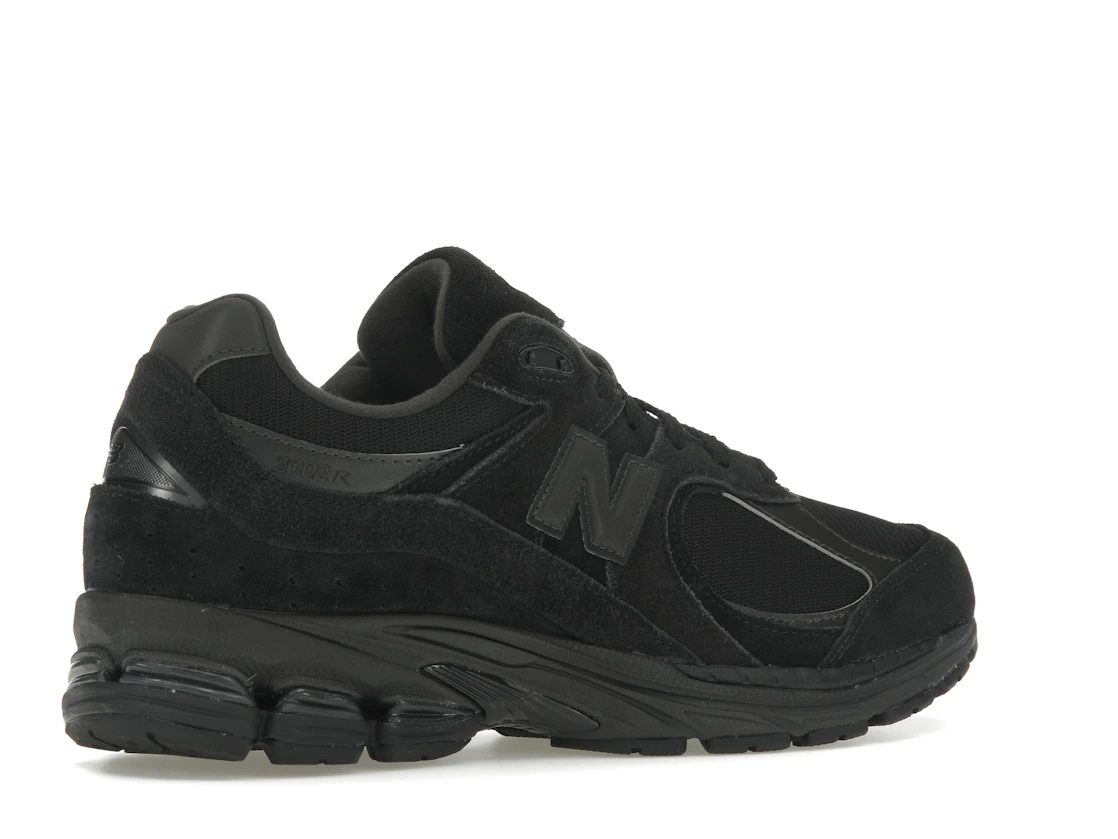 Vue 34 de New Balance 2002R Triple Black Suede