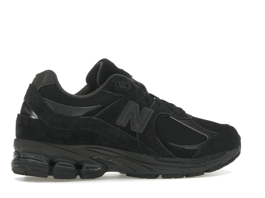 Vue 35 de New Balance 2002R Triple Black Suede