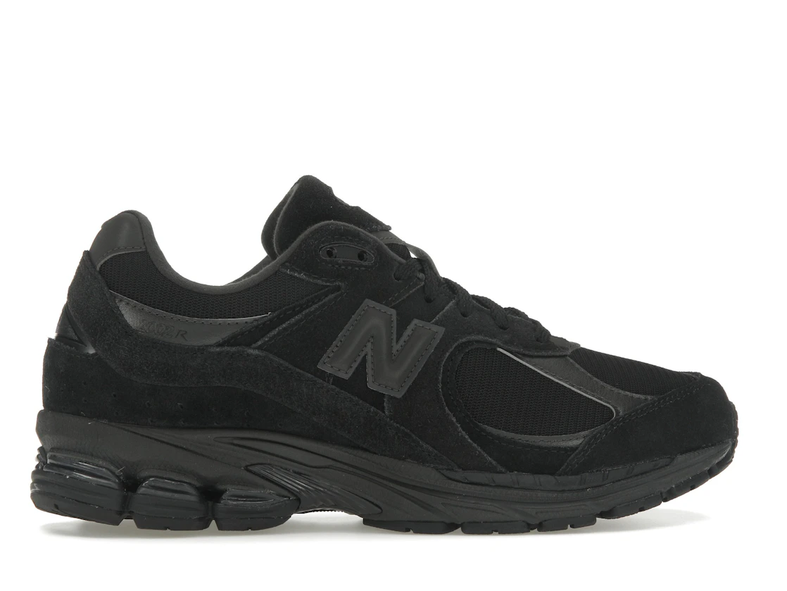 Vue 36 de New Balance 2002R Triple Black Suede