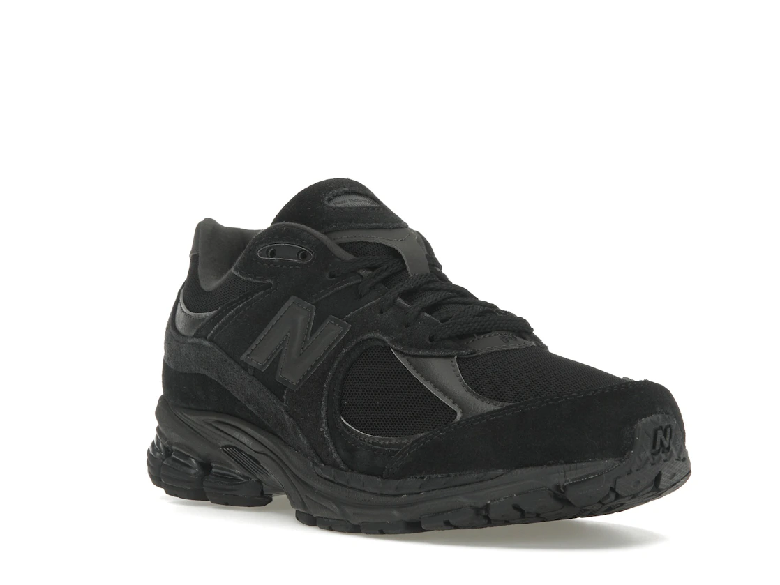 Vue 6 de New Balance 2002R Triple Black Suede