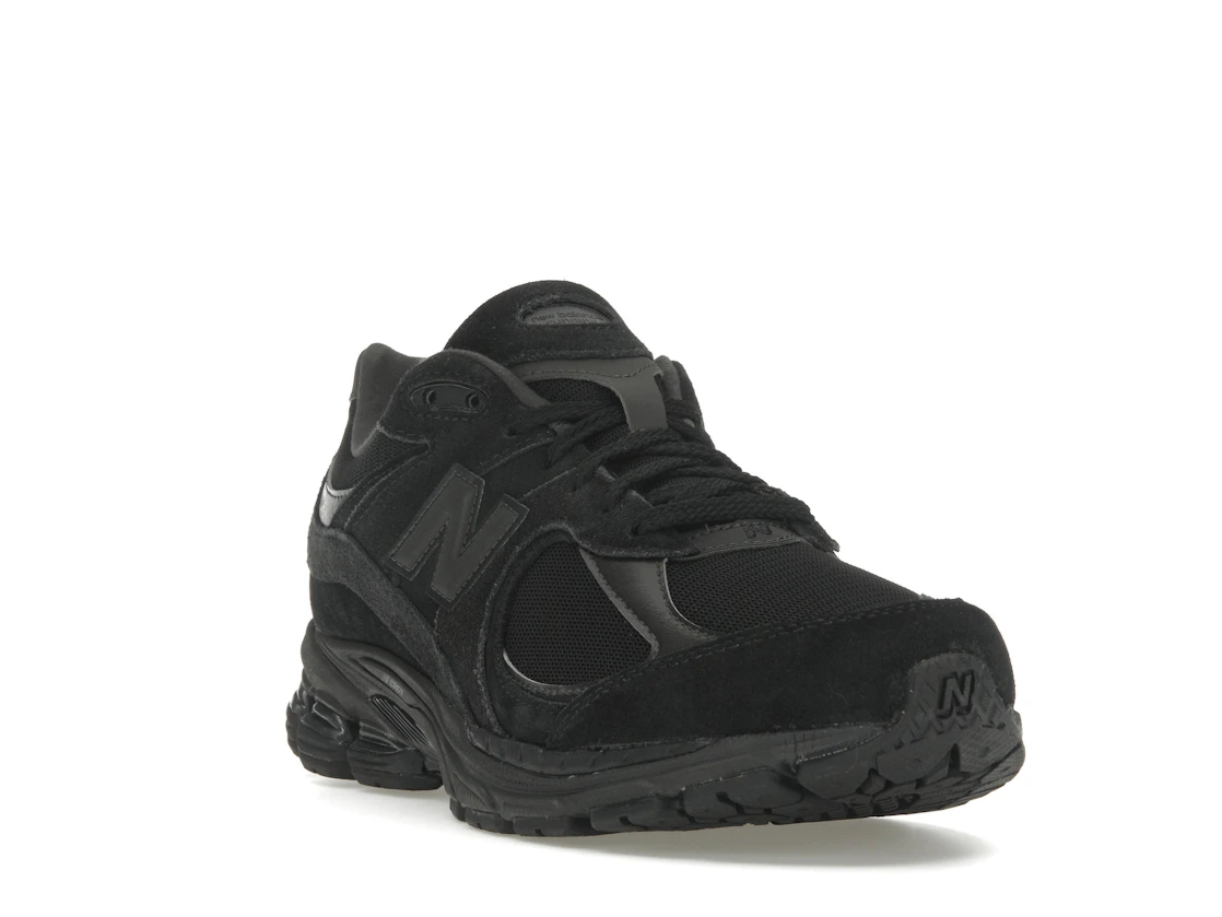 Vue 7 de New Balance 2002R Triple Black Suede