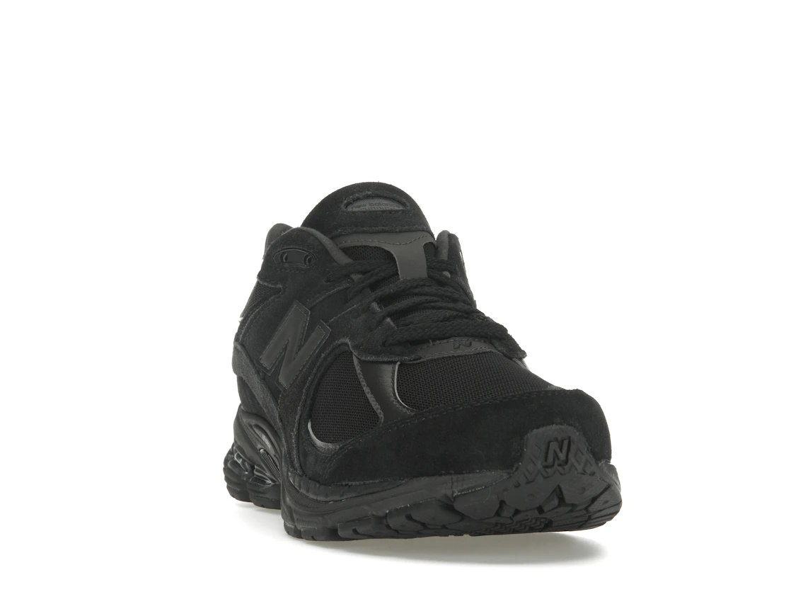 Vue 8 de New Balance 2002R Triple Black Suede