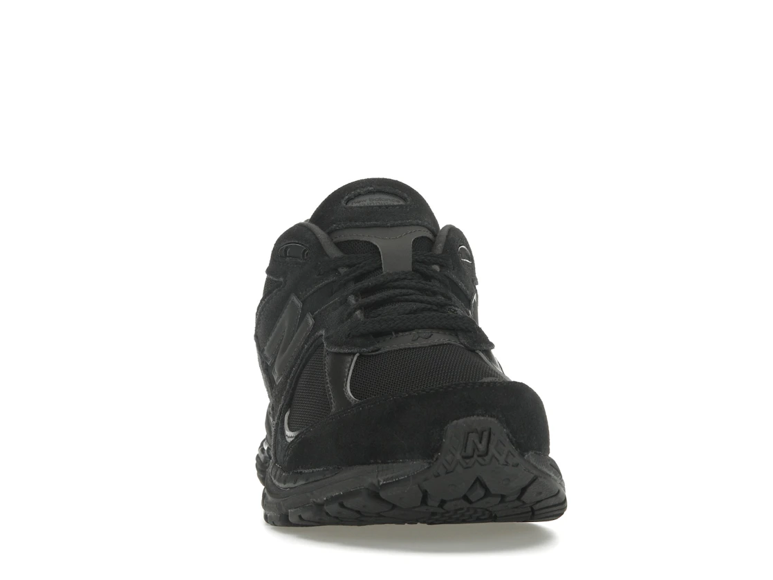 Vue 9 de New Balance 2002R Triple Black Suede