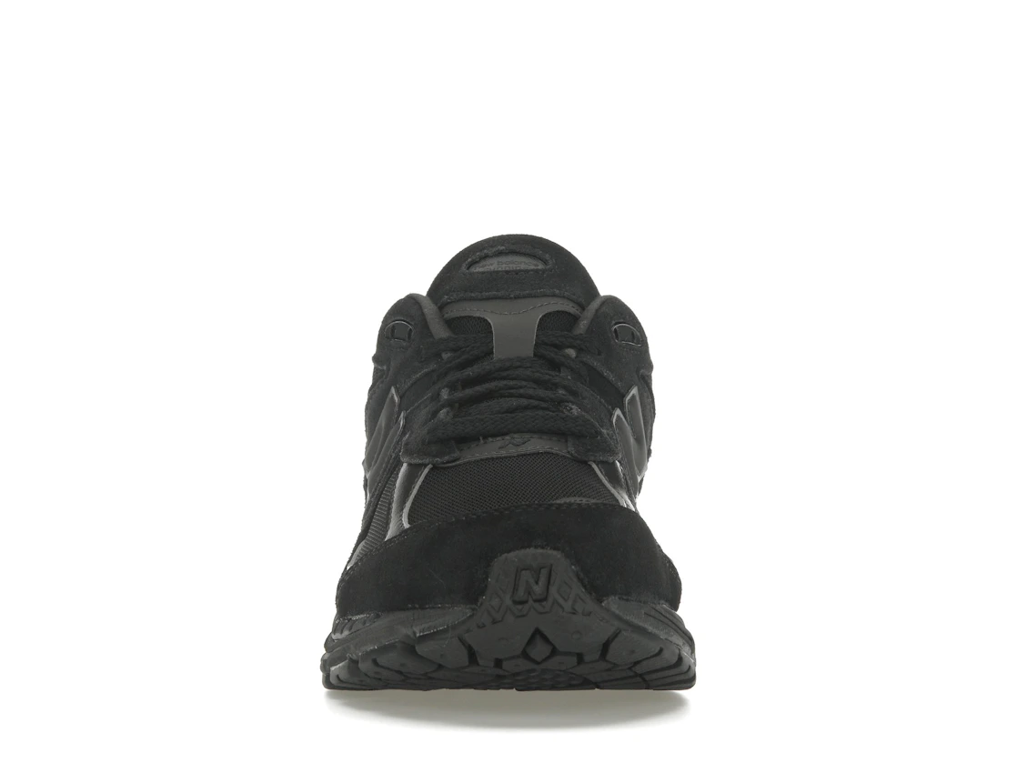 Vue 10 de New Balance 2002R Triple Black Suede