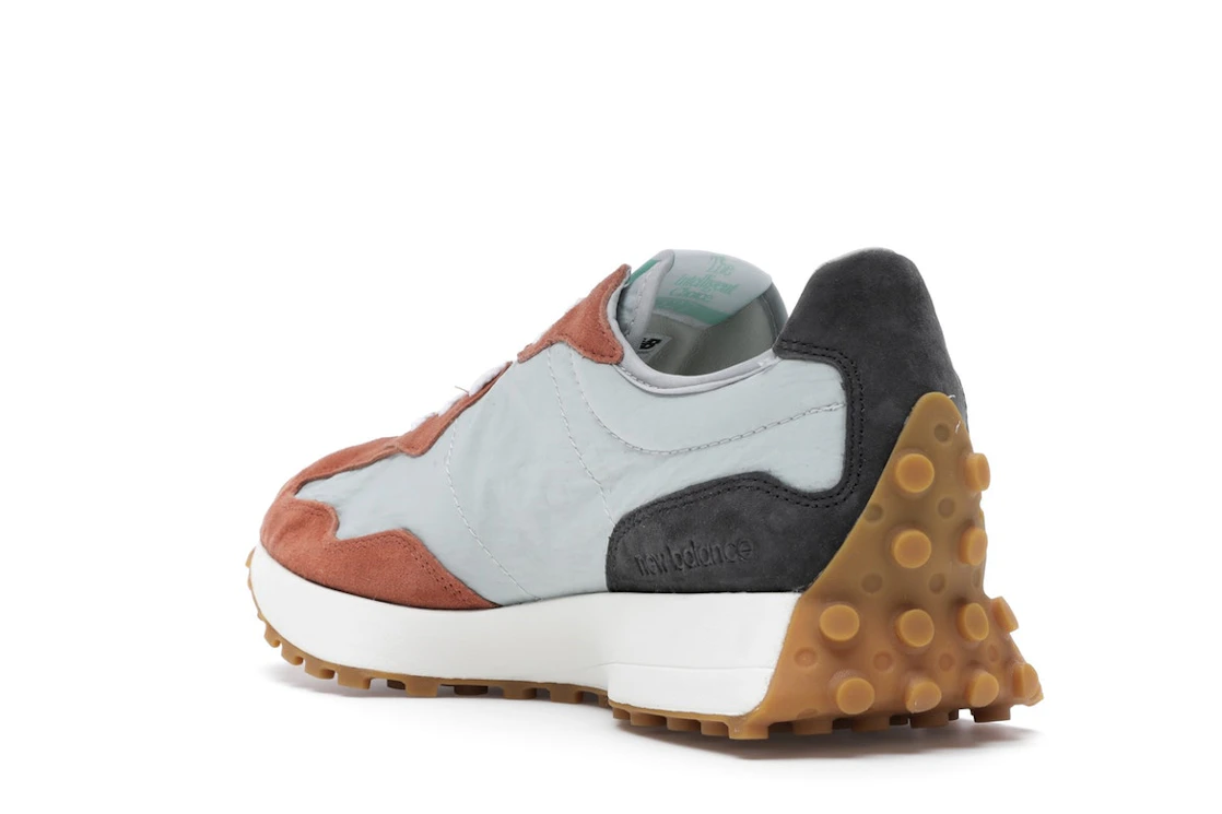Vue 24 de New Balance 327 Brown Grey