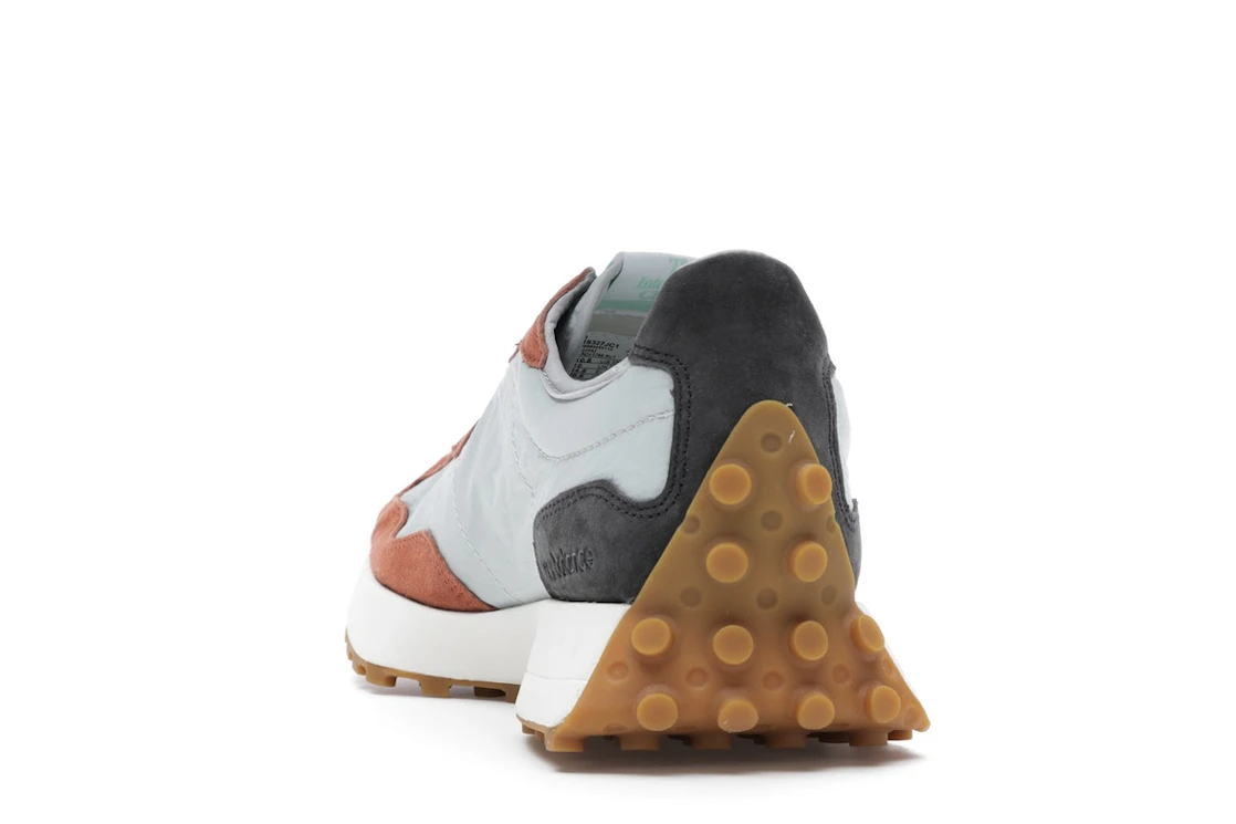 Vue 26 de New Balance 327 Brown Grey