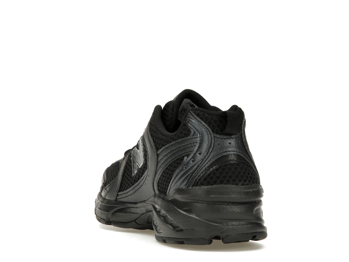 Vue 26 de New Balance 530 Black Dark Grey
