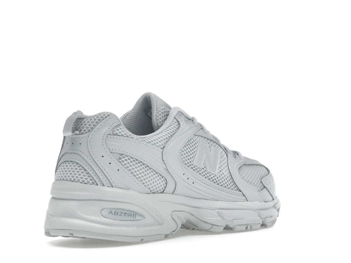 Vue 32 de New Balance 530 Pearl Grey
