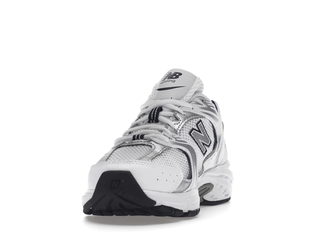 Vue 12 de New Balance 530 White Silver Navy