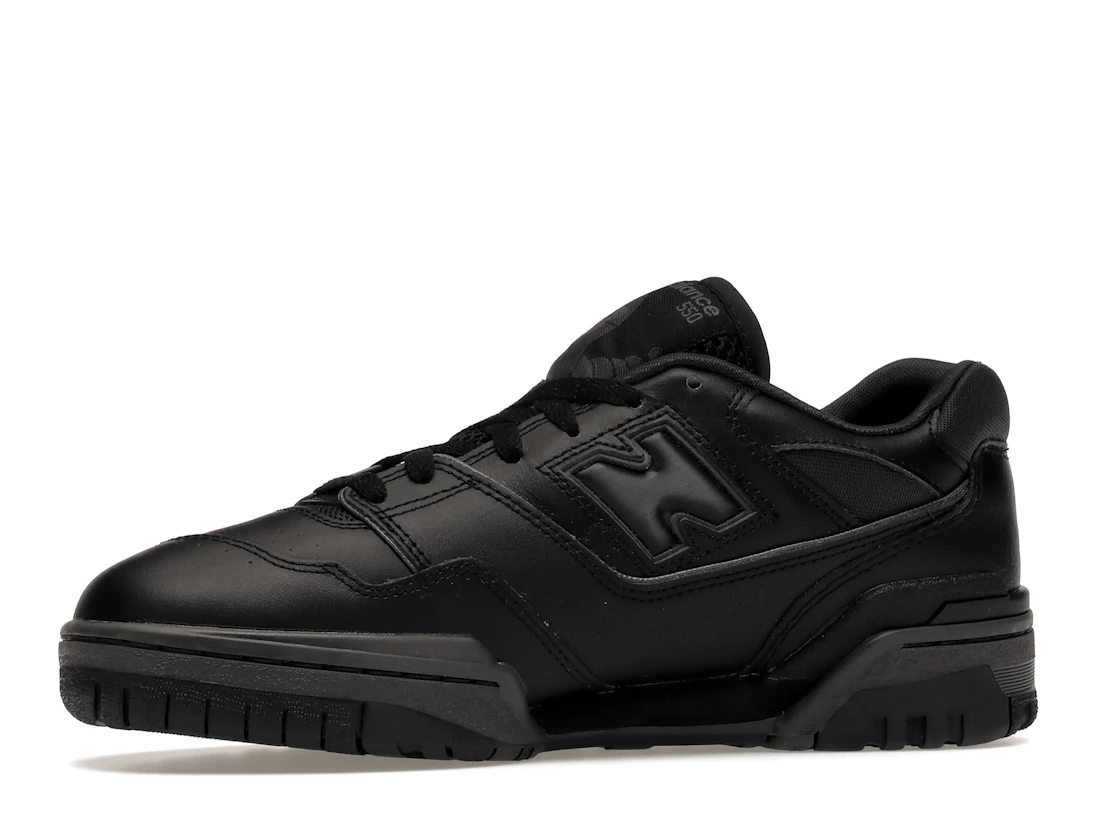 Vue 17 de New Balance 550 Triple Black