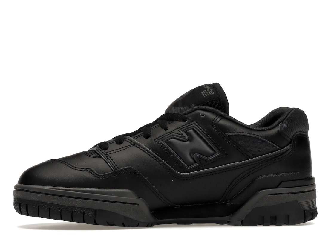 Vue 18 de New Balance 550 Triple Black