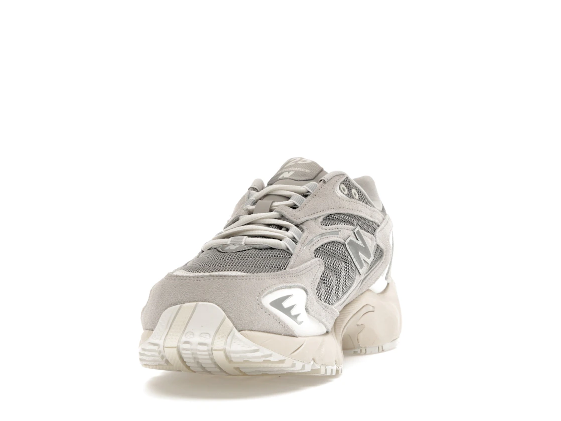 Vue 12 de New Balance 725 Light Grey