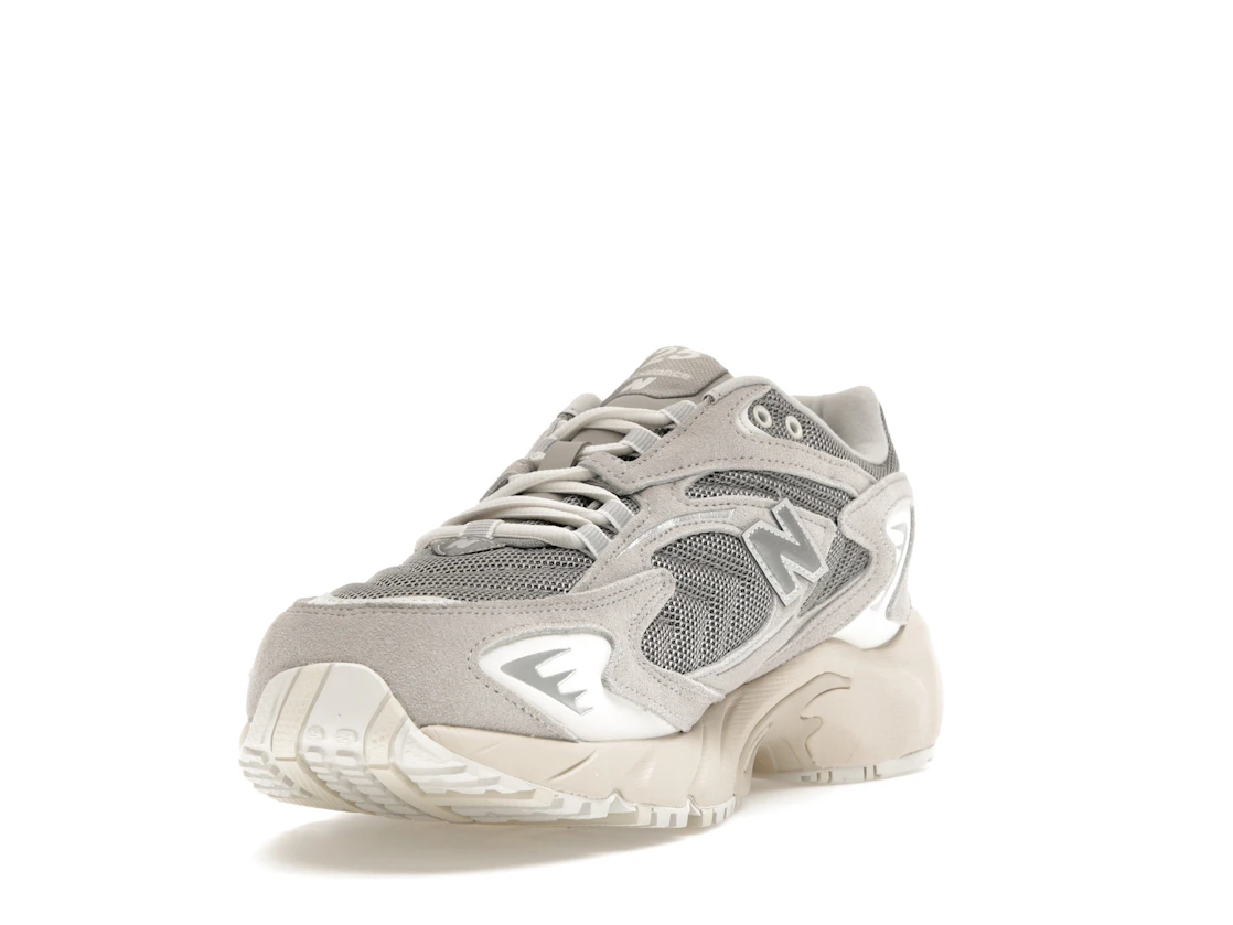 Vue 13 de New Balance 725 Light Grey