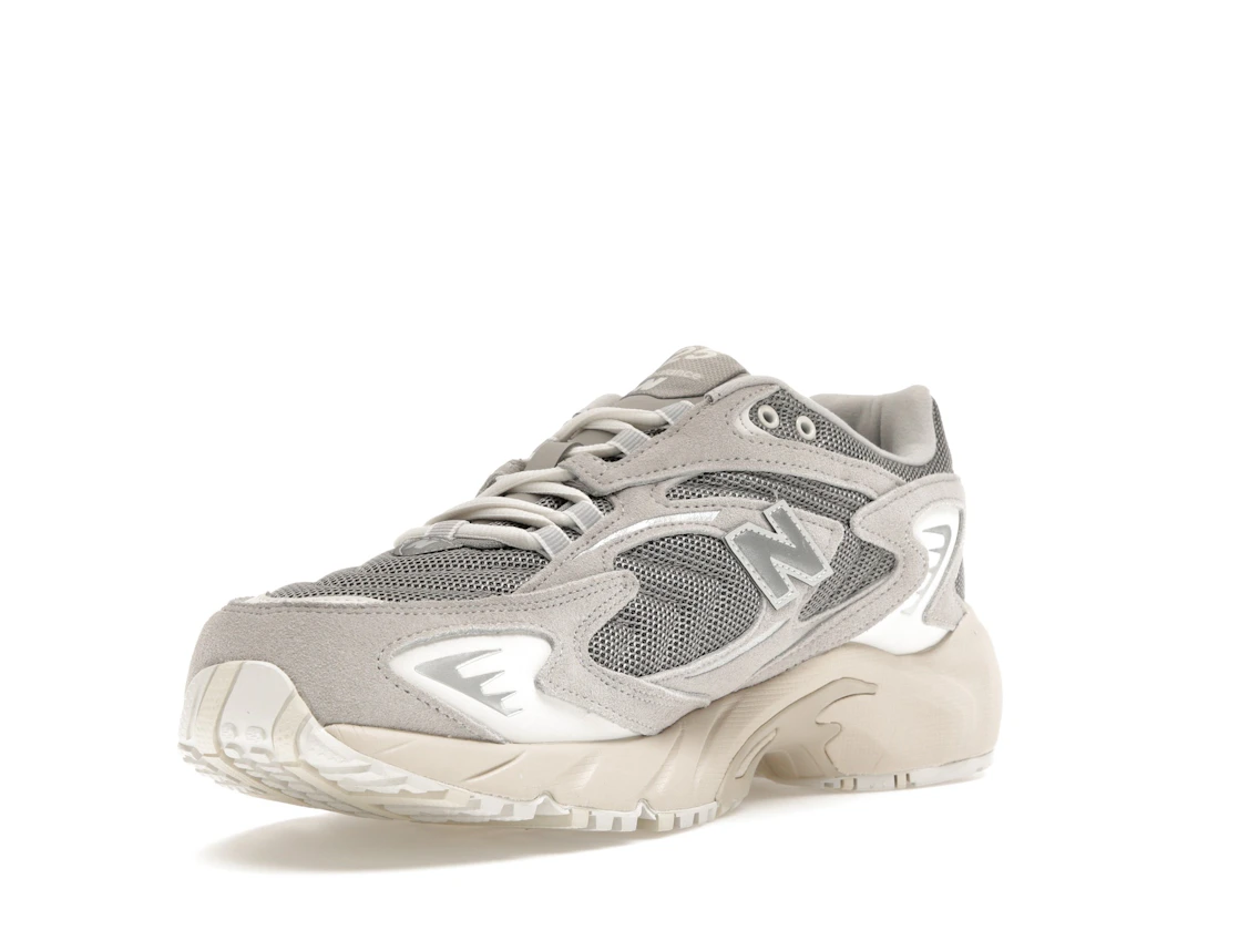 Vue 14 de New Balance 725 Light Grey