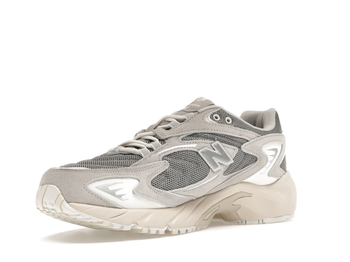 Vue 15 de New Balance 725 Light Grey