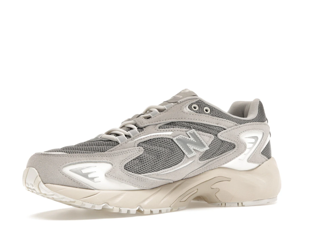Vue 16 de New Balance 725 Light Grey