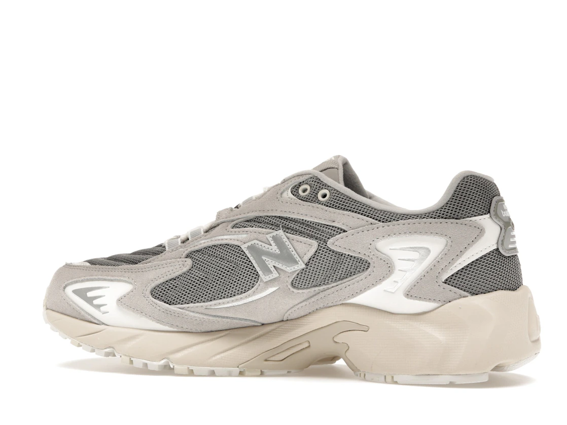 Vue 21 de New Balance 725 Light Grey