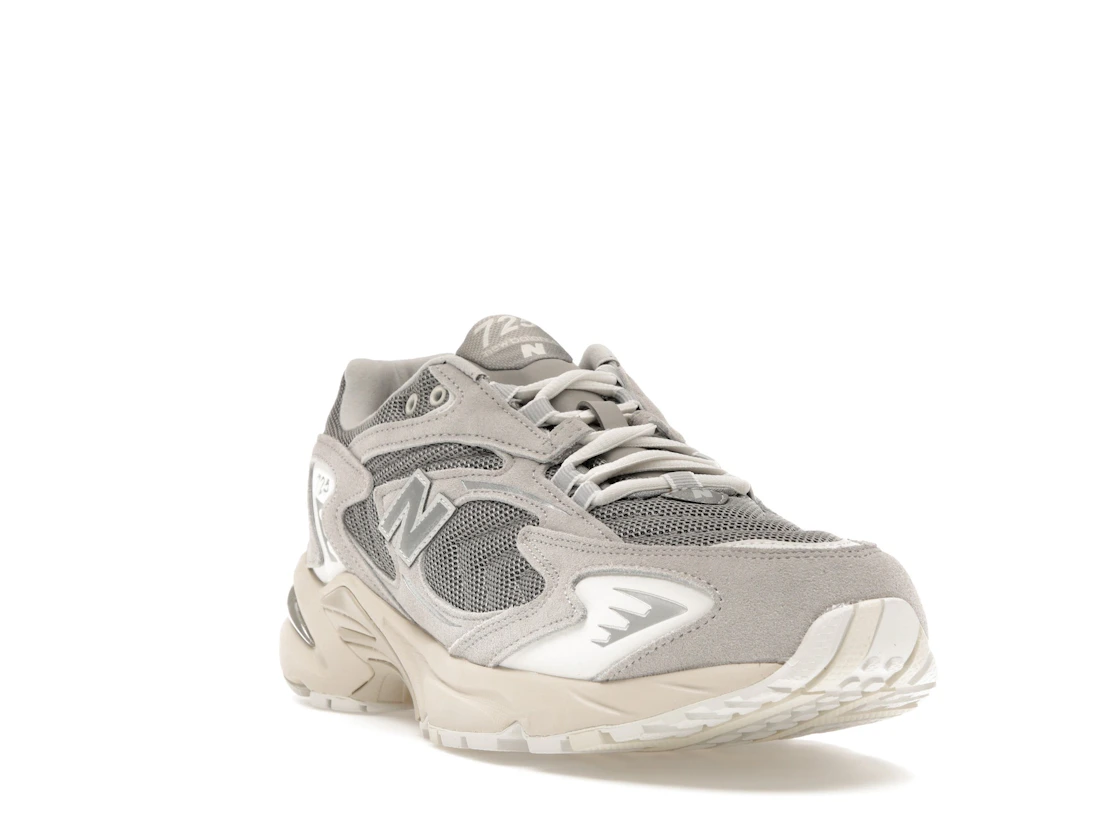 Vue 7 de New Balance 725 Light Grey
