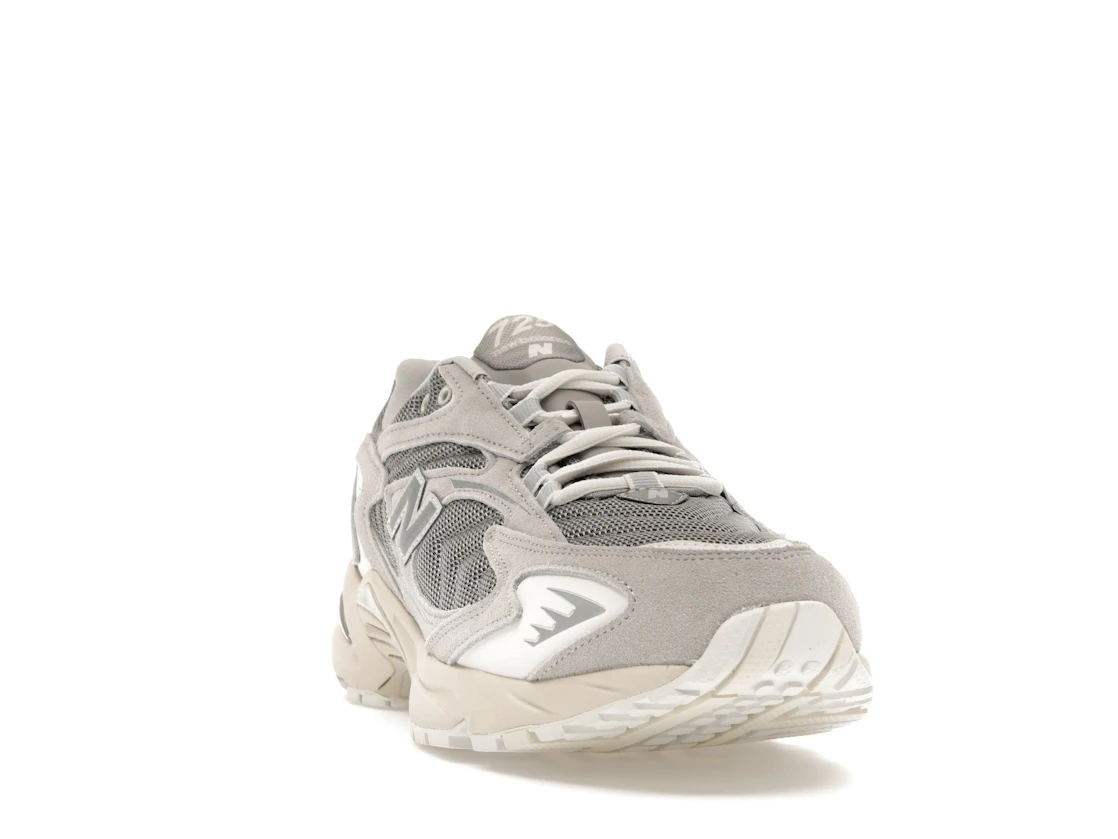 Vue 8 de New Balance 725 Light Grey