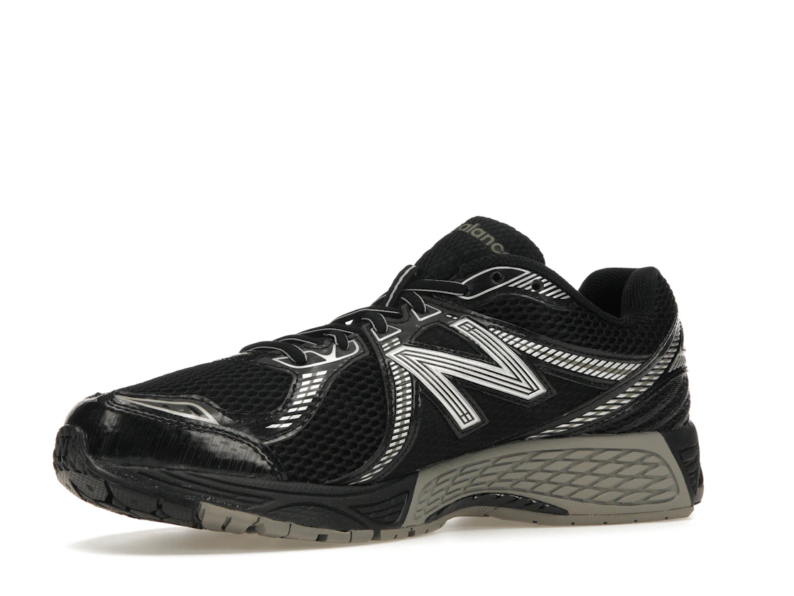 Vue 16 de New Balance 860v2 Black Silver