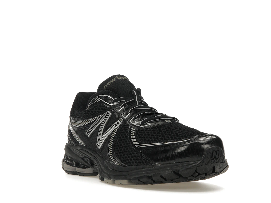 Vue 7 de New Balance 860v2 Black Silver