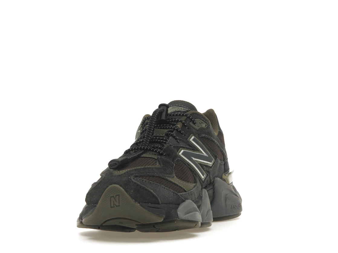 Vue 12 de New Balance 9060 Blacktop Dark Moss