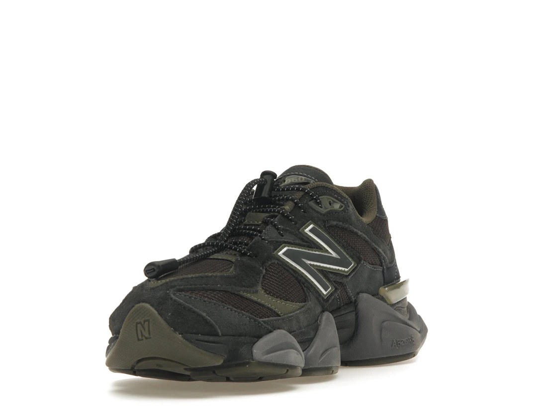Vue 13 de New Balance 9060 Blacktop Dark Moss