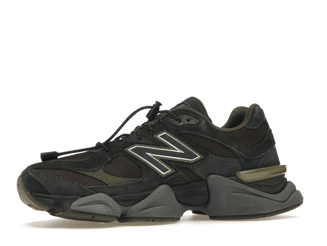 Vue 17 de New Balance 9060 Blacktop Dark Moss