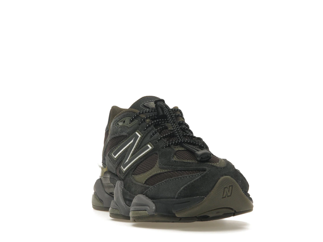 Vue 8 de New Balance 9060 Blacktop Dark Moss