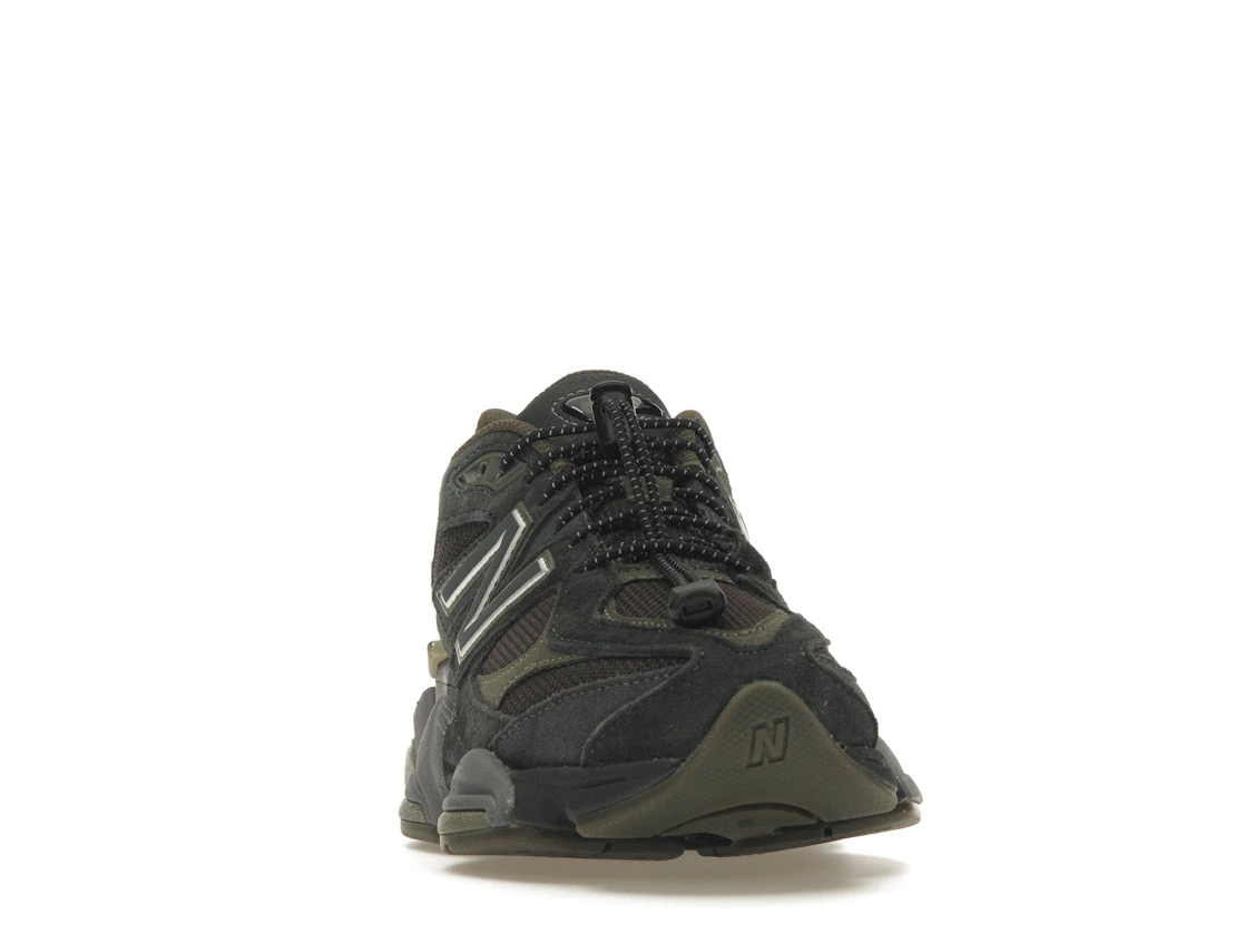 Vue 9 de New Balance 9060 Blacktop Dark Moss