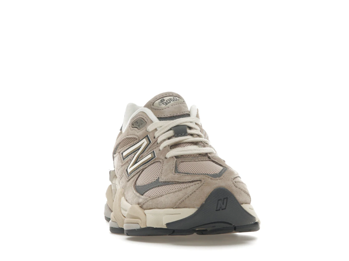 Vue 9 de New Balance 9060 Driftwood Castlerock